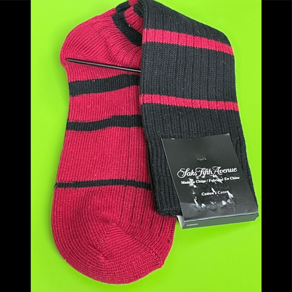 Mens SAKS FIFTH AVENUE socks 82% cotton cranberry stripe classic rib NEW $20